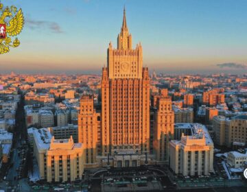 Russian Foreign Ministry building lit at night, symbolizing Moscow’s official response to Israeli airstrikes on Iran.